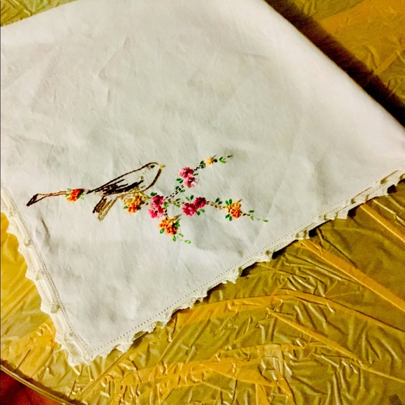 Vintage hand embroidered linen table cover with hand crocheted edge. - Picture 2 of 5